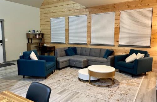 Paradise Estates Casa | NEW Modern Cabin! 5mi to Mt Rainier National Park! Hot Tub & Wifi