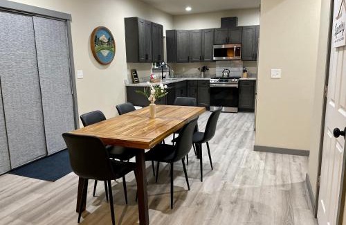 Paradise Estates Casa | NEW Modern Cabin! 5mi to Mt Rainier National Park! Hot Tub & Wifi