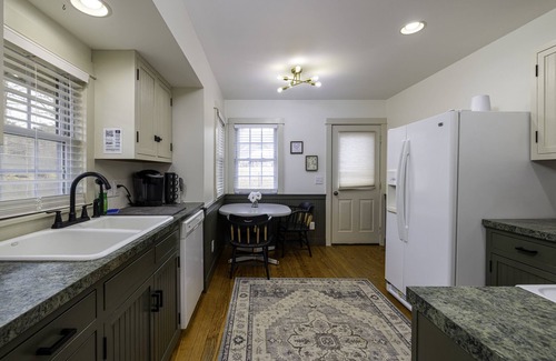 Luray Cabina | NEW Modern Cabin in Luray: Firepit, Allows Dogs, NEW Hot Tub, 5 acres, Game Room