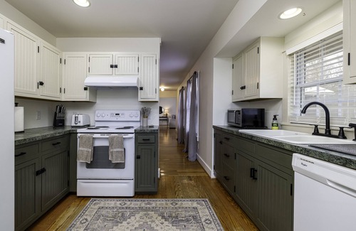 Luray Cabina | NEW Modern Cabin in Luray: Firepit, Allows Dogs, NEW Hot Tub, 5 acres, Game Room