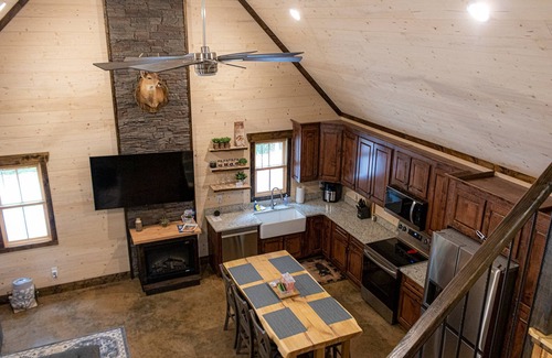 Rising Fawn Cabina | New! Modern Cabin w/Hot Tub, Fire Pit, Private; 2 miles to Cloudland Canyon, Hiking, McLemore Golf