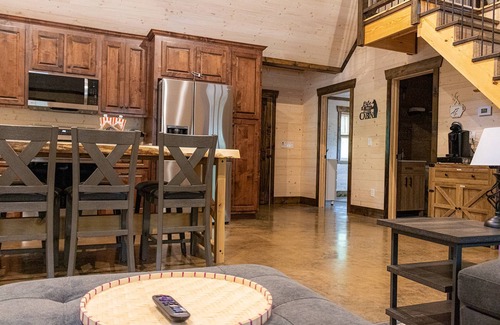 Rising Fawn Cabina | New! Modern Cabin w/Hot Tub, Fire Pit, Private; 2 miles to Cloudland Canyon, Hiking, McLemore Golf