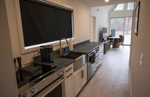 Wellston Chalet De Esquí | New Modern Chalet in the Woods - Near fishing, hiking, atv snow trails. Cabin 1