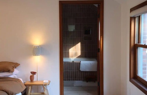Parkside Casa | * New * Modern Chic Studio /soaking tub/ bike path
