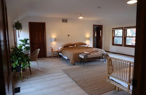 Parkside Casa | * New * Modern Chic Studio /soaking tub/ bike path