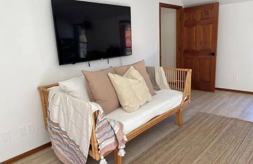 Parkside Casa | * New * Modern Chic Studio /soaking tub/ bike path
