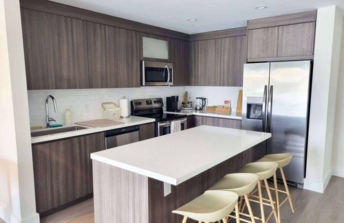 Parkside Apartamento | NEW Modern Condo, FREE Parking & High Speed Wifi