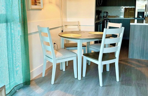 Parkside Apartamento | NEW Modern Condo, FREE Parking & High Speed Wifi