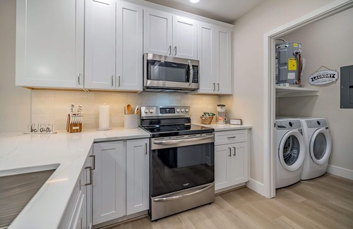Tucson Condominio | New Modern Condo, Hiking Trails/Pool and More: Walk to Restaurants & Shops