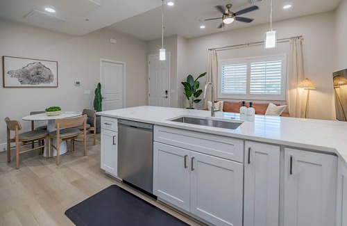 Tucson Condominio | New Modern Condo, Hiking Trails/Pool and More: Walk to Restaurants & Shops
