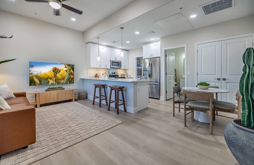 Tucson Condominio | New Modern Condo, Hiking Trails/Pool and More: Walk to Restaurants & Shops
