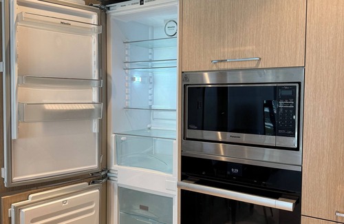 Golden Village Apartamento | New Modern Condo w/ Pool, Gym &free parking- Prime Richmond Location