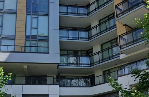 Golden Village Apartamento | New Modern Condo w/ Pool, Gym &free parking- Prime Richmond Location