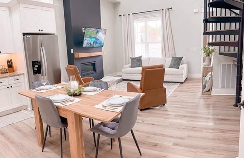 Greenwood Casa | New, Modern, Cozy Lakeside Cottage. Pet friendly!