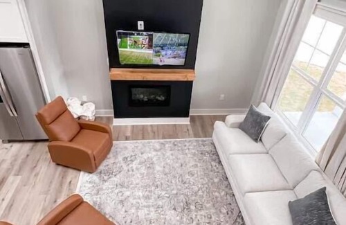 Greenwood Casa | New, Modern, Cozy Lakeside Cottage. Pet friendly!