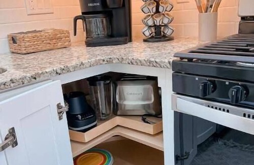 Greenwood Casa | New, Modern, Cozy Lakeside Cottage. Pet friendly!
