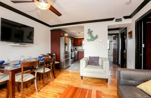 New Smyrna Beach Apartamento | Nuevo diseñador moderno 2BR, 1BA junto al acceso intercostero. Estacionamiento en barco disponible.