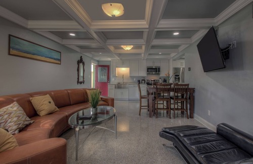New Smyrna Beach Apartamento | Nuevo diseñador moderno 2BR, 1BA junto al acceso intercostero. Estacionamiento en barco disponible.