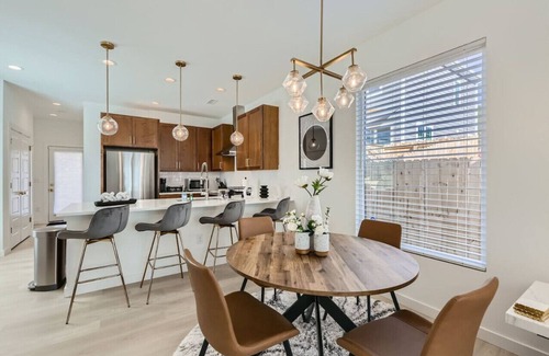 Hayes Casa | New Modern Durham 2 BR Retreat + Rooftop Deck