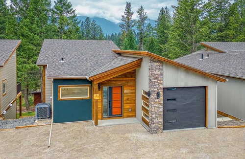 East Kootenay Cabina | New Modern Family Friendly Cabin Close To The Beach, Golf Courses & Hot Springs