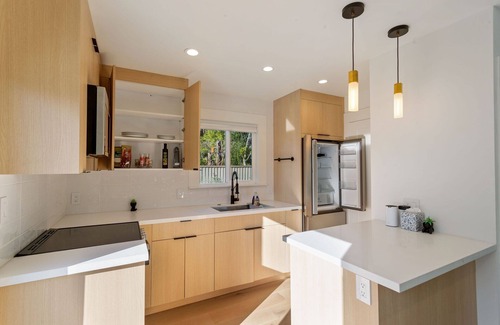 Paradise Park Apartamento | New Modern Guesthouse Retreat near Berkeley & SF - King Bed, AC, Standing Desk