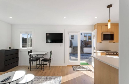 Paradise Park Apartamento | New Modern Guesthouse Retreat near Berkeley & SF - King Bed, AC, Standing Desk