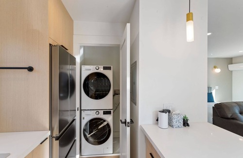 Paradise Park Apartamento | New Modern Guesthouse Retreat near Berkeley & SF - King Bed, AC, Standing Desk