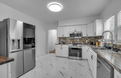 Cheektowaga Casa | New Modern Home in well appointed Buffalo, NY neighborhood.