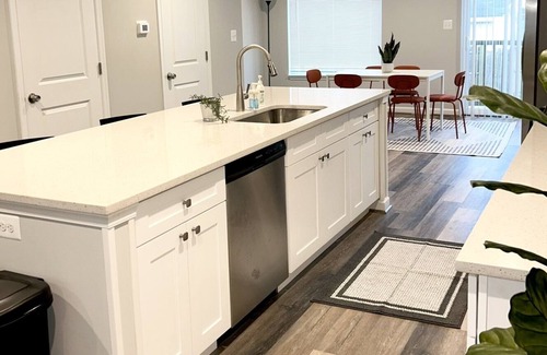 Marley Casa | New Modern Home near BWI/Annapolis w/ King Bed