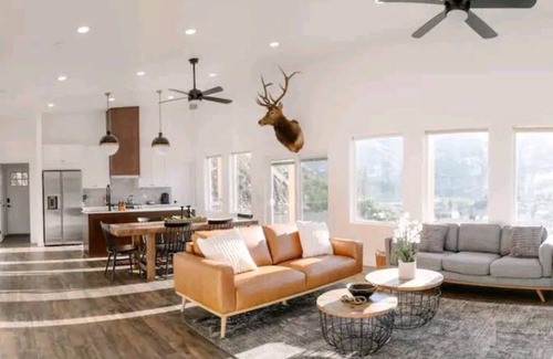 White Bird Casa | New, modern home with amazing Salmon River and mountain views