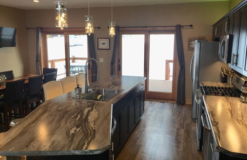 Rapid City Casa | Nuevo Modern Lodge! Central Black Hills, 4 recámaras / 2 baños - 10 min. al monte. Rushmore