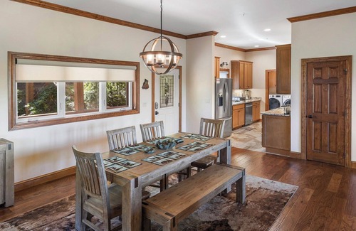 Whittier Condominio | New Modern Mountain Condo with Vista Mountain Views, Large Deck, Washer & Dryer!