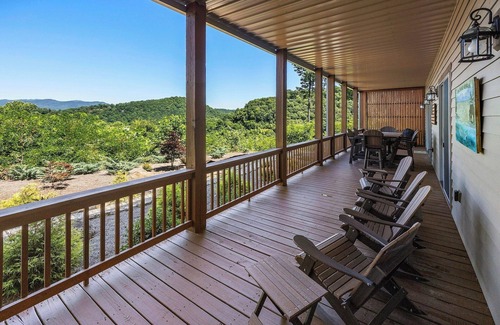 Whittier Condominio | New Modern Mountain Condo with Vista Mountain Views, Large Deck, Washer & Dryer!