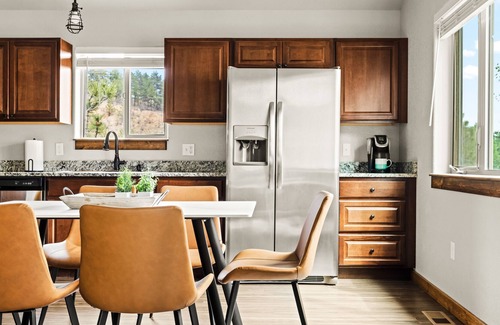 Bailey Casa | NEW Modern Mtn Chalet; hidden gem that is walkable to town!
