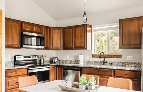 Bailey Casa | NEW Modern Mtn Chalet; hidden gem that is walkable to town!