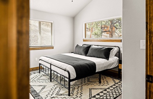 Bailey Casa | NEW Modern Mtn Chalet; hidden gem that is walkable to town!