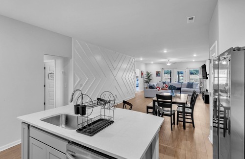 Normal Casa | NEW! Modern Nest - Huntsville Hideaway