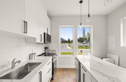 Lake Cowichan Casa | New! Modern Private 1 Bedroom Suite, Cowichan Lake, Minutes Drive from Lake & Town Core!
