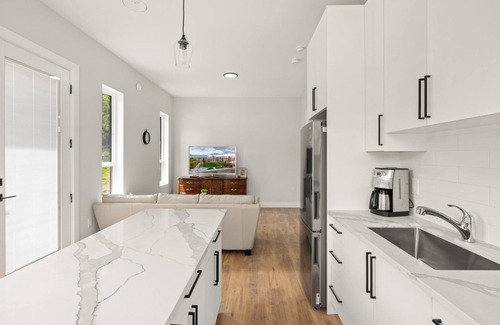 Lake Cowichan Casa | New! Modern Private 1 Bedroom Suite, Cowichan Lake, Minutes Drive from Lake & Town Core!