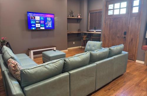 Historic Downtown Apartamento | NEW Modern Private Entrance 2 BD Apt Minutes to NYC