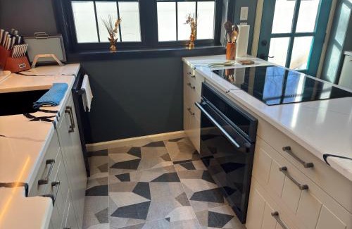 Historic Downtown Apartamento | NEW Modern Private Entrance 2 BD Apt Minutes to NYC