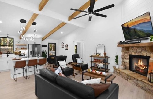 Ellijay Cabina | New-Modern-Private-Hottub-Fireplace-Resort Access-Pool-Fitness-View-Dog Friendly