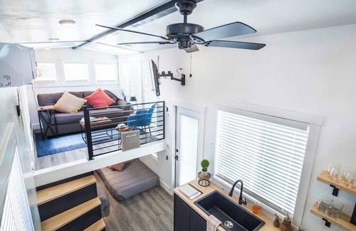 Apple Valley Apartamento | New modern & relaxing Tiny House w/deck near ZION