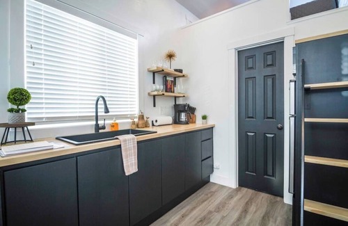 Apple Valley Apartamento | New modern & relaxing Tiny House w/deck near ZION