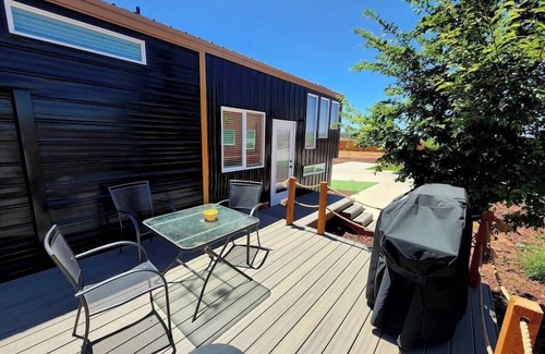 Apple Valley Apartamento | New modern & relaxing Tiny House w/deck near ZION