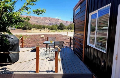 Apple Valley Apartamento | New modern & relaxing Tiny House w/deck near ZION