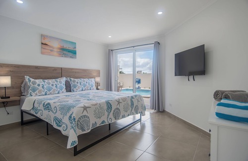 Esmeralda Villa | New modern retreat 4 beds & 4.5 baths. 3 minute drive to Malmok and Palm Beach.