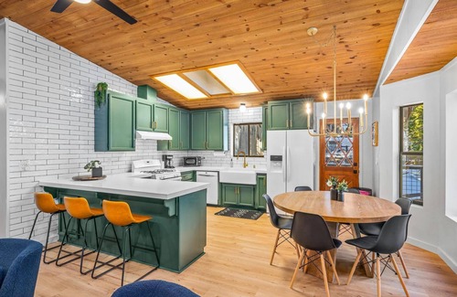 Cold Springs Cabina | New- Modern Retreat- 4 miles to Pinecrest Lake! EV Charger!