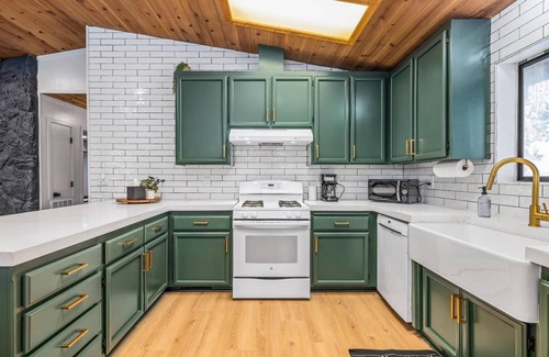 Cold Springs Cabina | New- Modern Retreat- 4 miles to Pinecrest Lake! EV Charger!