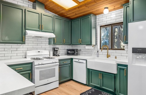 Cold Springs Cabina | New- Modern Retreat- 4 miles to Pinecrest Lake! EV Charger!